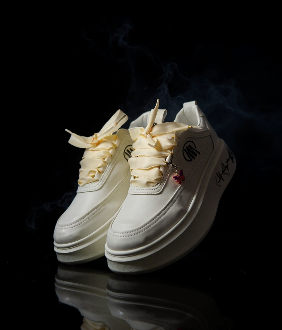 Chaussures Mpandanjila avec lacets en ruban rouge ou autre…